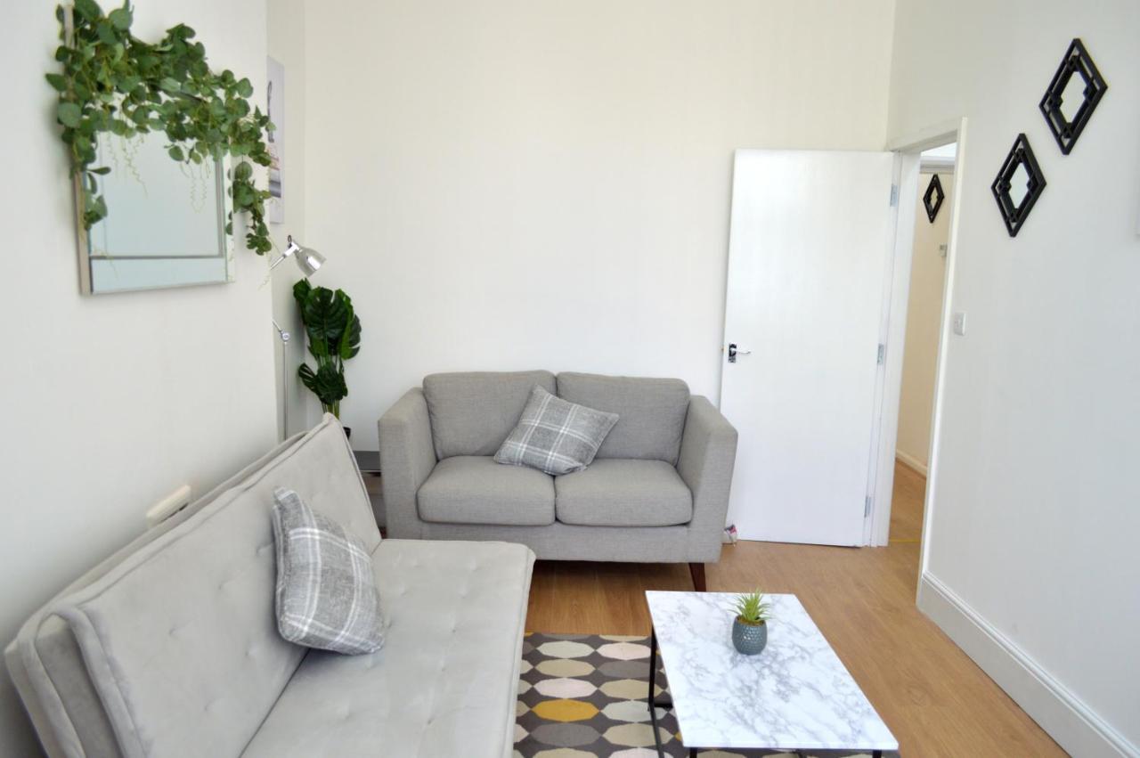 Beautiful Two-Bed Apartment With Driveway Parking Nottingham Exterior foto