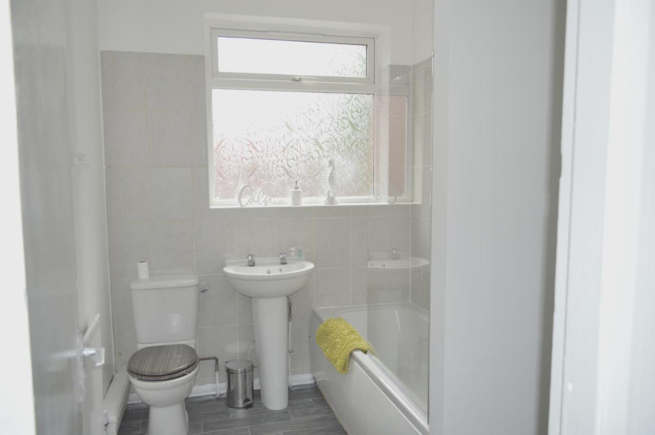 Beautiful Two-Bed Apartment With Driveway Parking Nottingham Exterior foto